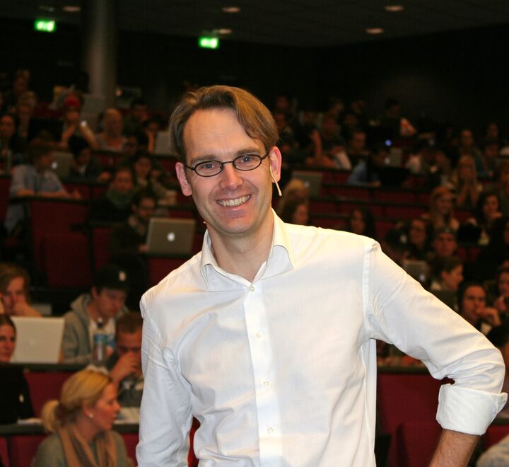 Tor Haugnes i forelesningssal med BI-studenter.